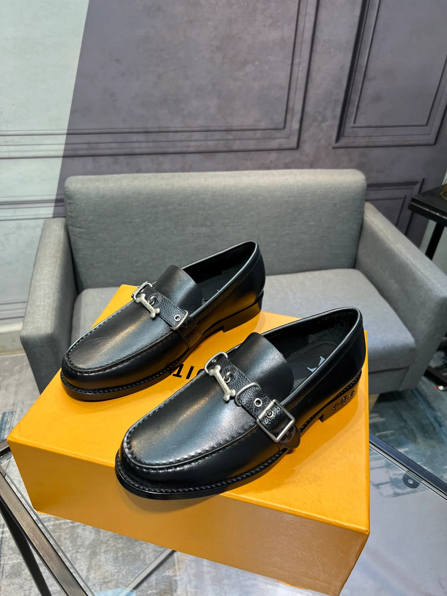 Men's shoes 💰960 LV top luxury brand, high-quality men's business formal leather shoes, imported genuine leather soles! Customized imported leather, the first layer of open-edge beaded lacquered cowhide, the texture is incomparable, the imported cowhide lining, high-end high-end shoes, don't miss it! size:39-44 (Male 38 45 46 customized)